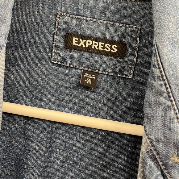 Express Women’s Relaxed Fit Button-down Denim - Picture 2 of 3